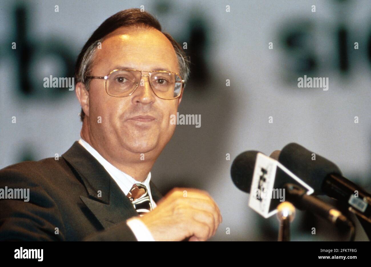Hans Eichel hält beim Landesparteitag der SPD in Darmstadt, Deutschland 1993. Stock Photo