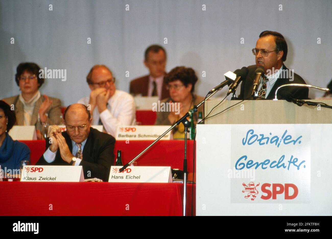 Hans Eichel hält beim Landesparteitag der SPD in Darmstadt, Deutschland 1993. Stock Photo