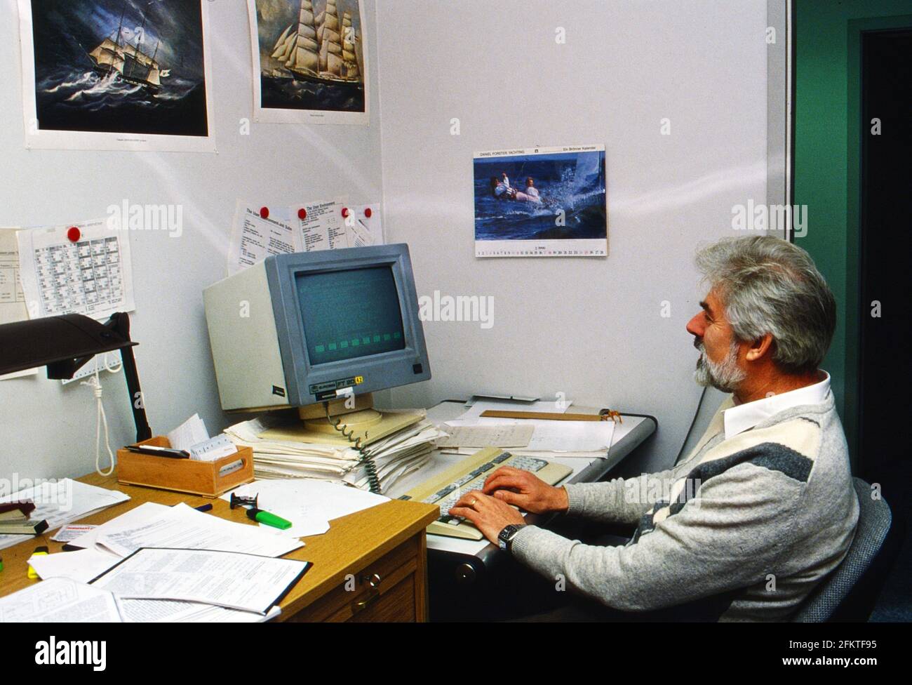 Klaus Hasselmann, deutscher Klimaforscher, Ozeanologe und Meteorologe, am Computer in seinem Büro in Hamburg, Deutschland 1990. Stock Photo