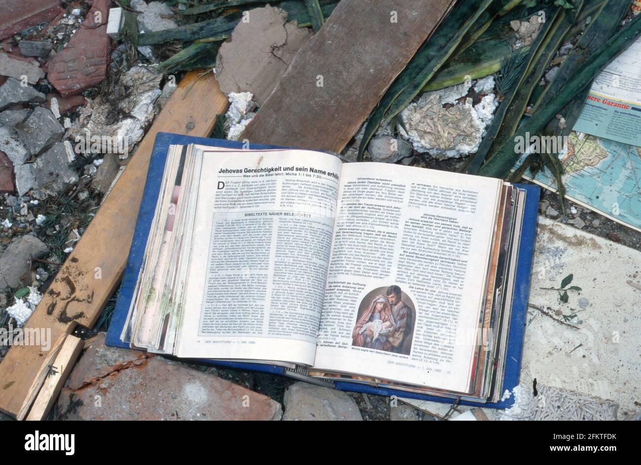 Eine Sammlung der Zeitschrift 'Der Wachturm' von den Zeugen Jehovas findet sich in den Trümmern des bei einer Gasexplosion zerstörten Doppelhauses in Darmstadt, Deutschland 1992. Stock Photo