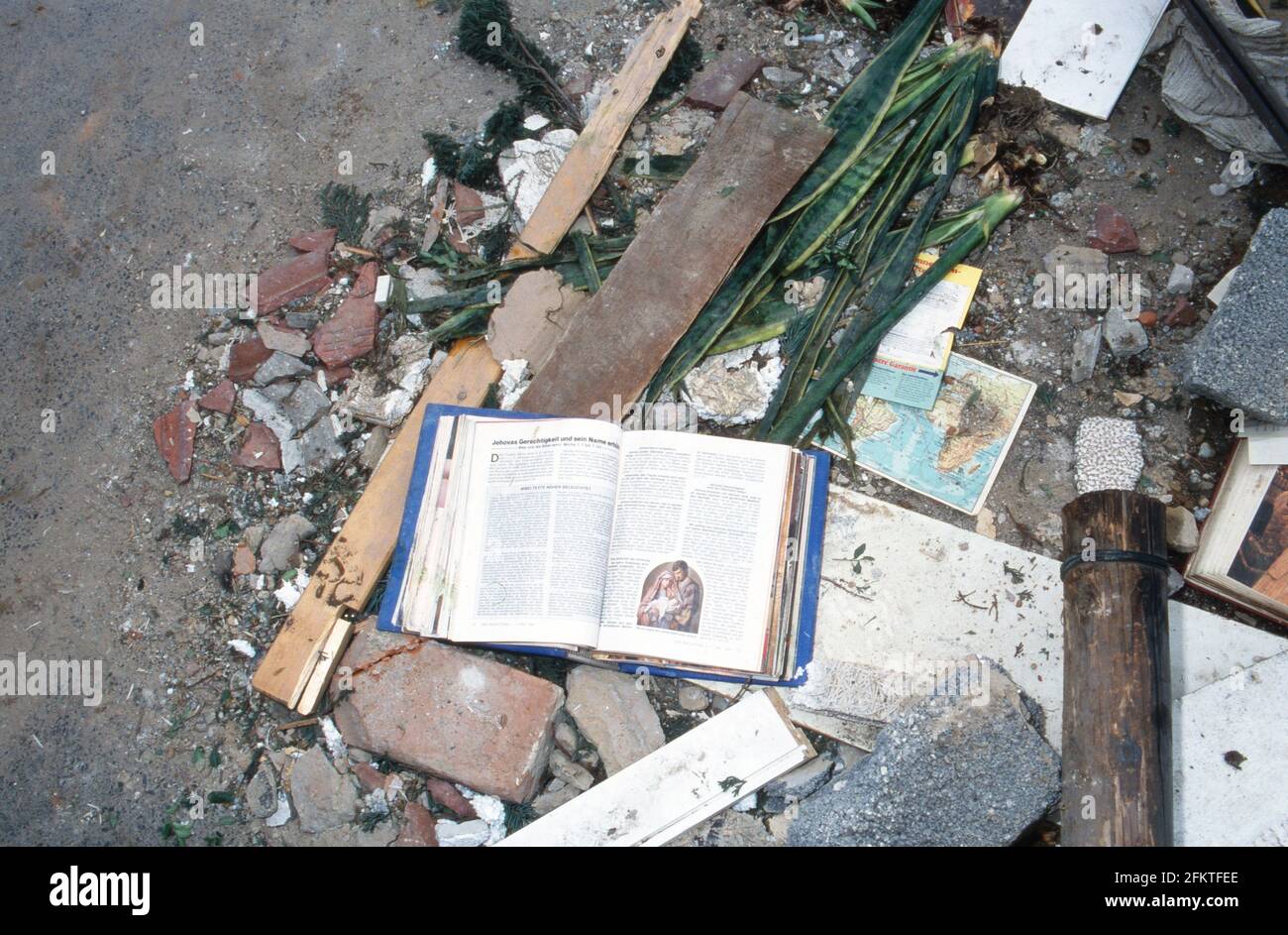 Eine Sammlung der Zeitschrift 'Der Wachturm' von den Zeugen Jehovas findet sich in den Trümmern des bei einer Gasexplosion zerstörten Doppelhauses in Darmstadt, Deutschland 1992. Stock Photo