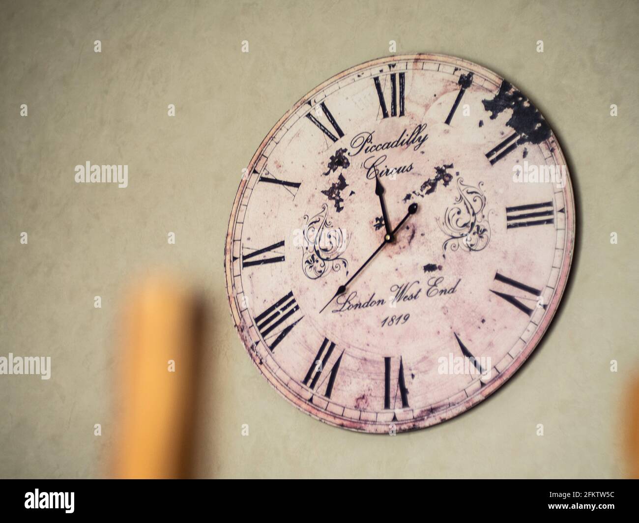 Antique wall clock hires stock photography and images Alamy