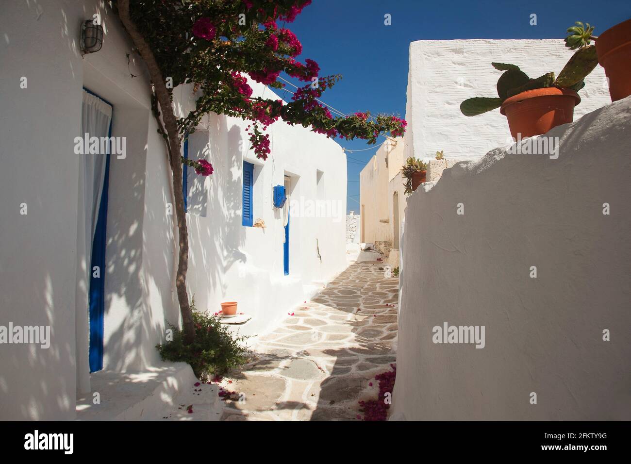 Whitewashed Cycladic houses at the old town Chora or Chorio, Sikinos ...