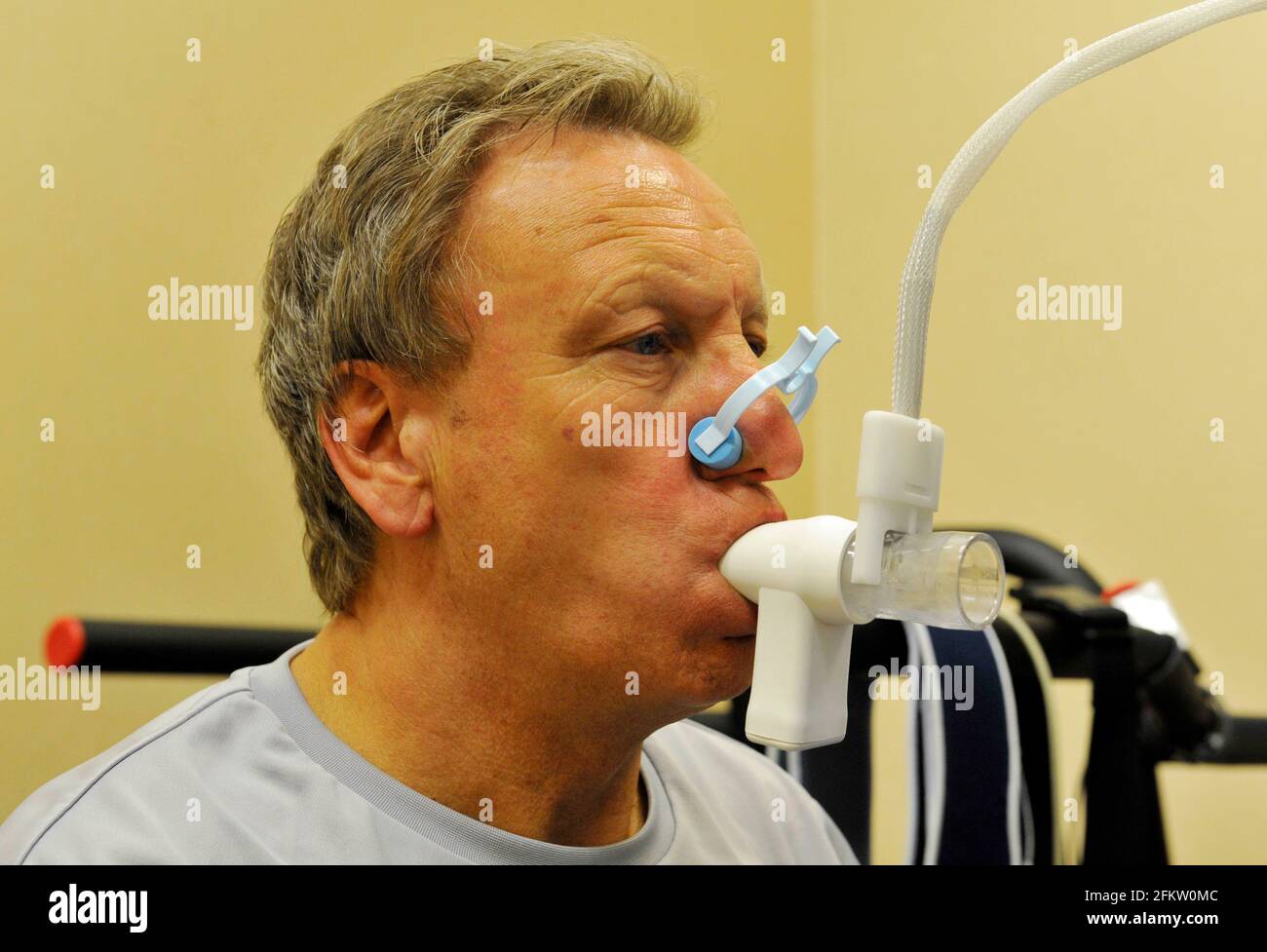 NEIL WARNOCK HAVING A FITNESS TEST AT THE ADIDAS WELLNESS INTERNATIONAL  CENTRE AT CANARY WHARF. LUNG FUNCTION TEST. 24/8/2011. PICTURE DAVID  ASHDOWN Stock Photo - Alamy