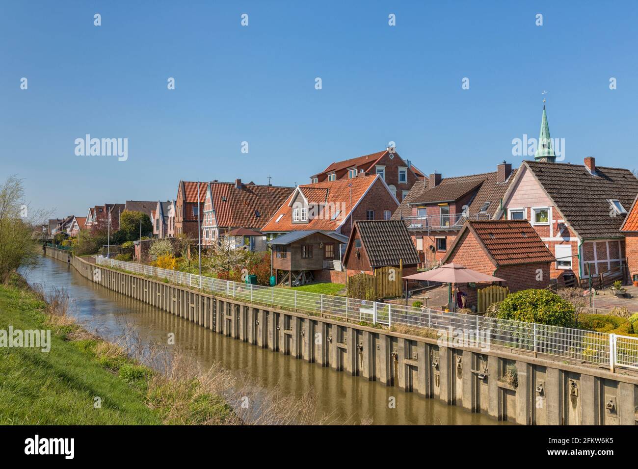 Lühe river flowing through the village of Steinkirchen in the Altes land region of Lower Saxony, Gemany Stock Photo