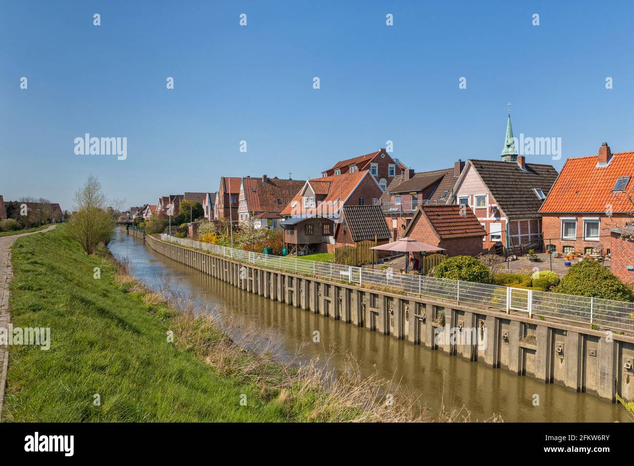Lühe river flowing through the village of Steinkirchen in the Altes land region of Lower Saxony, Gemany Stock Photo