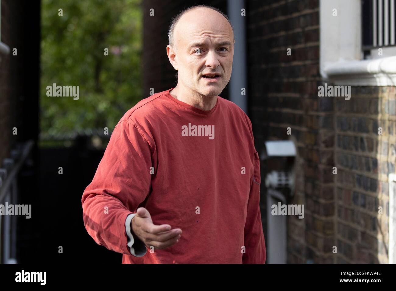04/05/2021. London, UK. Former Chief Advisor to the Prime Minister Dominic Cummings speaks to members of the press outside his London home. Photo credit: George Cracknell Wright Stock Photo