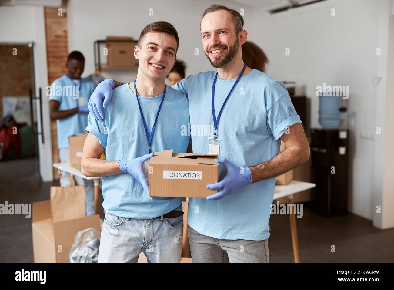 парень волонтер. мужчина волонтер. мужчина волонтер. парень волонтер. парень волонтер.
