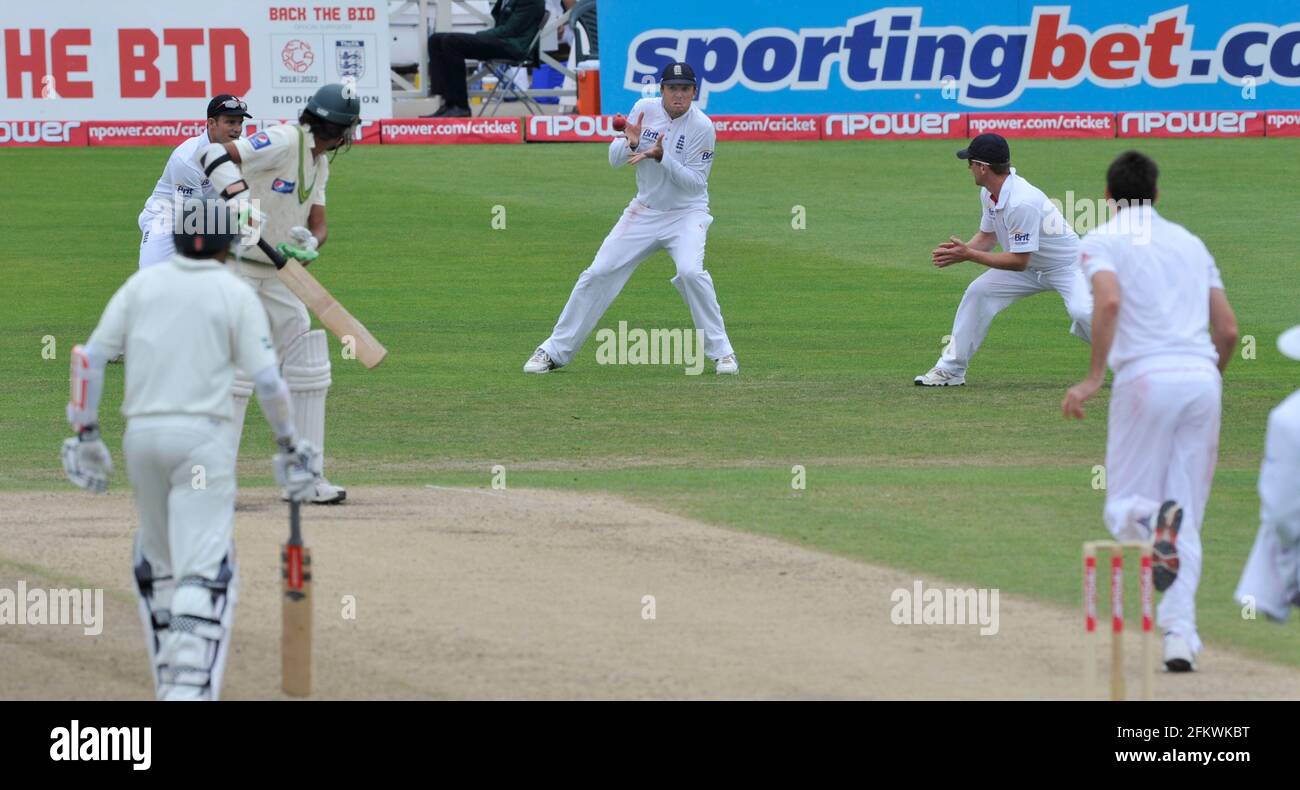 CRICKET ENGLAND V PAKISTAN 1st TEST AT TRENT BRIDGE  4th DAY 1/8/2010. GRAHAM SWAN TAKES THE CATCH FROM ASIF TO WIN THE MATCH FOR ENGLAND OFF ANDERSON HIS 11 TH WICKET. PICTURE DAVID ASHDOWN Stock Photo
