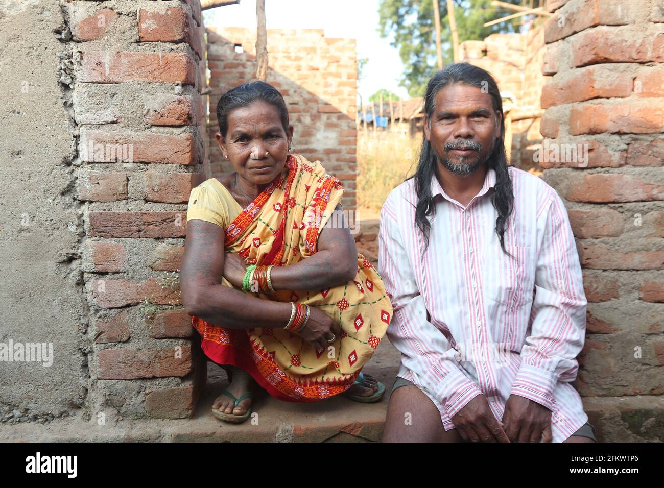 Old Couple standing outside home. DESIA KONDHA TRIBE. Goipeta Village, Odisha, India. Faces of rural India Stock Photo