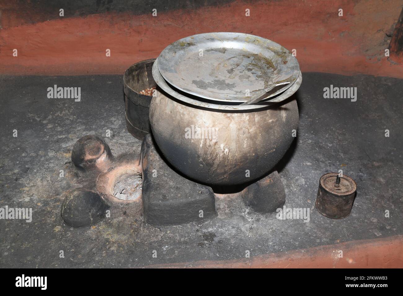 Tribal traditional utensils on a hearth at Lanjigadh village in Odisha, India. DESIA KONDHA TRIBE Stock Photo