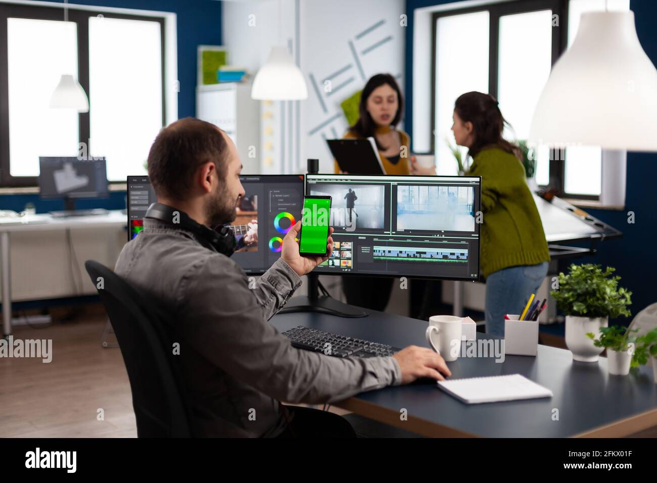 Bạn muốn tạo ra các video đẹp mắt chỉ với chiếc điện thoại thông minh của mình? Green screen video editing chính là giải pháp cho bạn! Với cái giá phải chăng, bạn có thể chỉnh sửa những đoạn video đẹp lung linh với các hiệu ứng màu sắc đầy sáng tạo. Xem ngay hình ảnh để biết thêm chi tiết! Translation: \