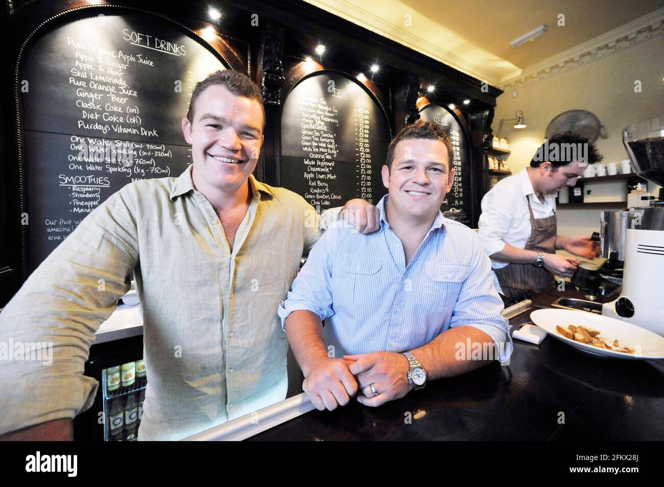 MATT STEVENS (LEFT) & LEE MEARS IN THEIR CAFE/CANTEEN THEY HAVE OPENED IN BATH.  PICTURE DAVID ASHDOWN Stock Photo