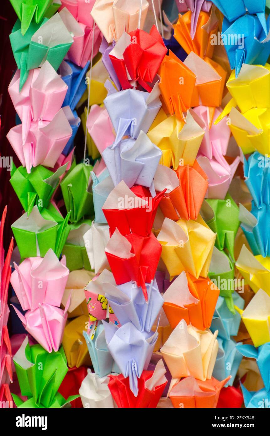 grullas de papel colorido u origami colgadas de un arbol como decoracion en el Parque Memorial de la Paz de Hiroshima Stock Photo