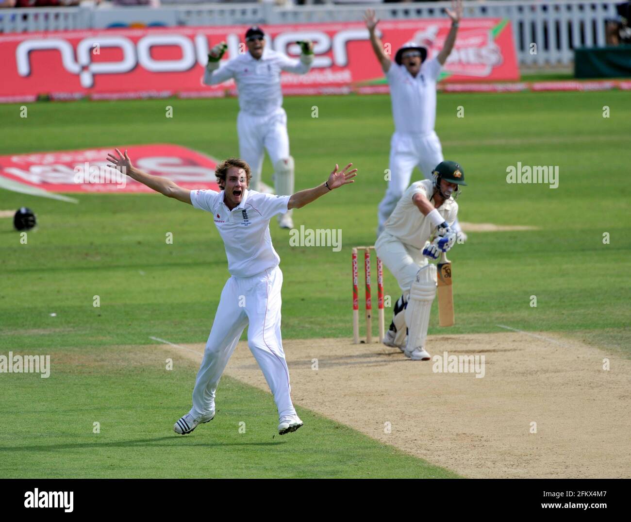5th TEST AT THE OVAL. 2nd DAY 21/8/09. BROAD TAKES THE WICKET OF HUSSEY LBW . PICTURE DAVID ASHDOWN Stock Photo