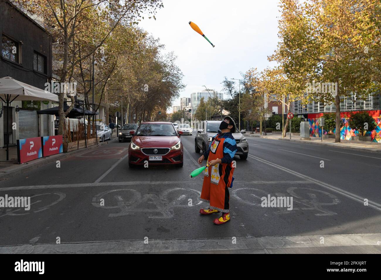 Santiago, Metropolitana, Chile. 4th May, 2021. A juggler with a mask performs at a traffic light in Santiago, Chile, amid the covid pandemic. Credit: Matias Basualdo/ZUMA Wire/Alamy Live News Stock Photo