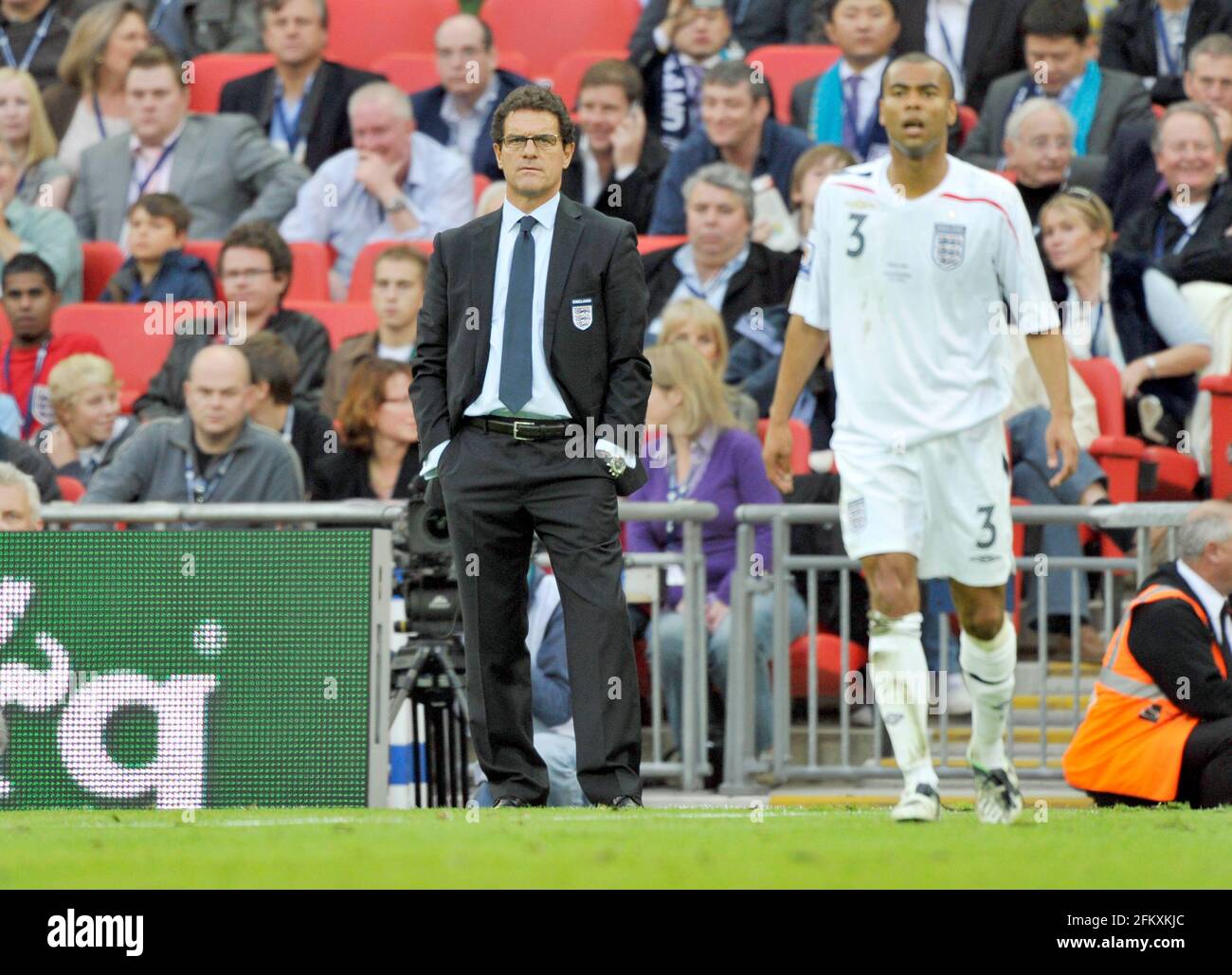 WORLD CUP QULA. ENGLAND V KAZAKHSTAN AT WEMBLY. 11/10/2008. ASHLEY COLE AND ENGLAND MANAGER FABIO CAPELLO. PICTURE DAVID ASHDOWN Stock Photo