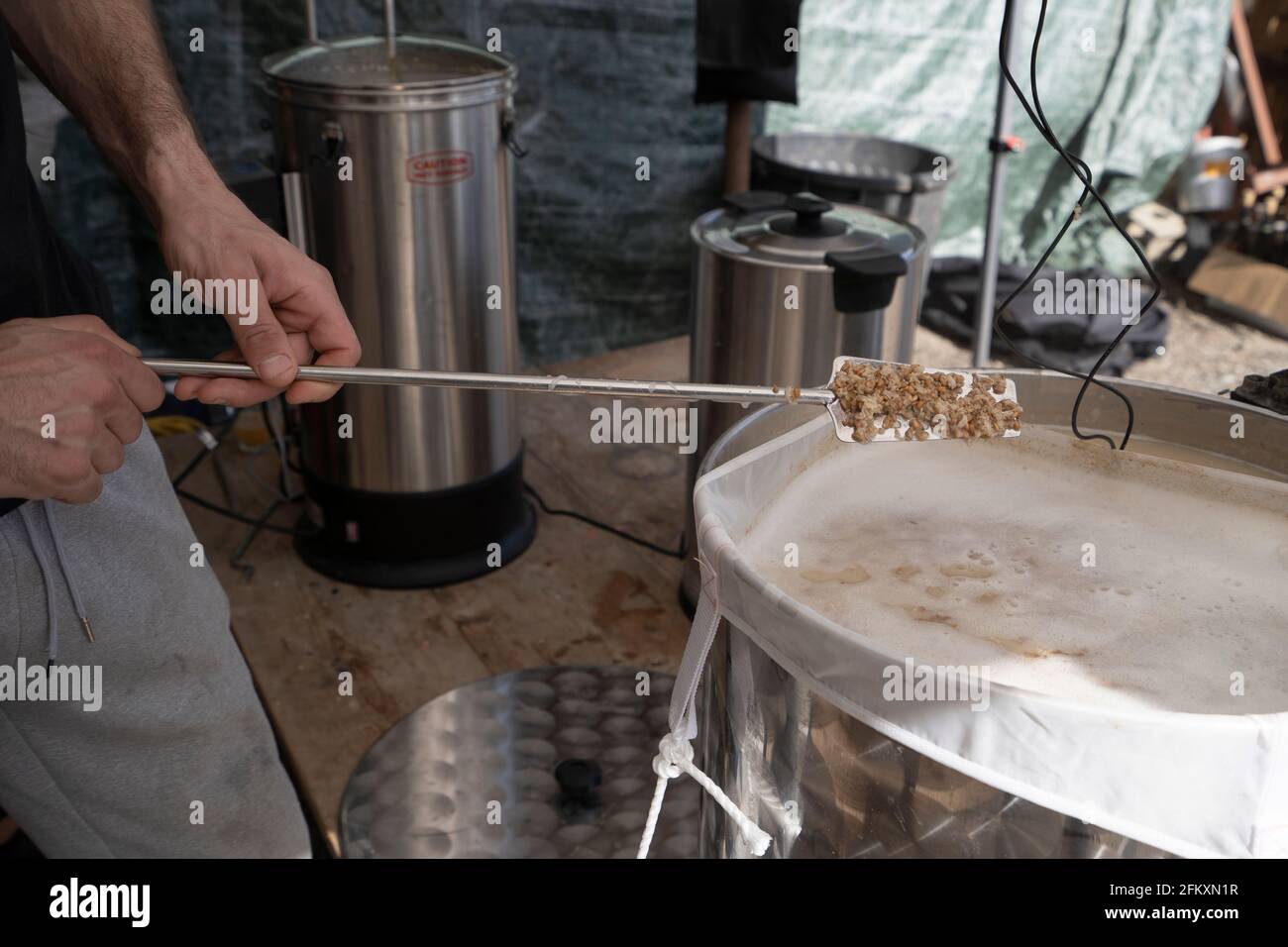 https://c8.alamy.com/comp/2FKXN1R/bag-of-mash-tun-in-a-brew-kettle-beer-making-process-at-home-close-u-2FKXN1R.jpg
