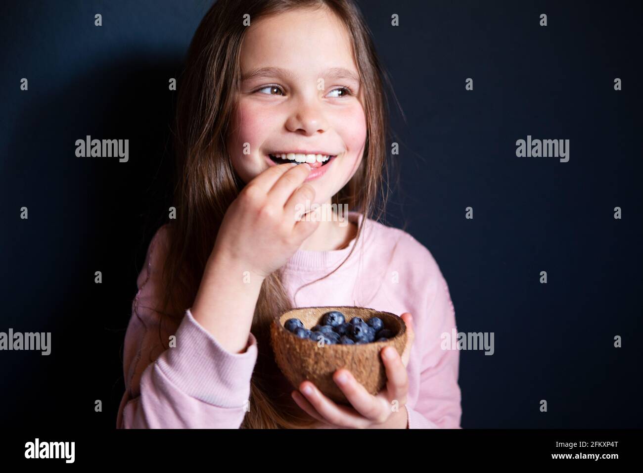 Dark skin teen girl hi-res stock photography and images - Alamy