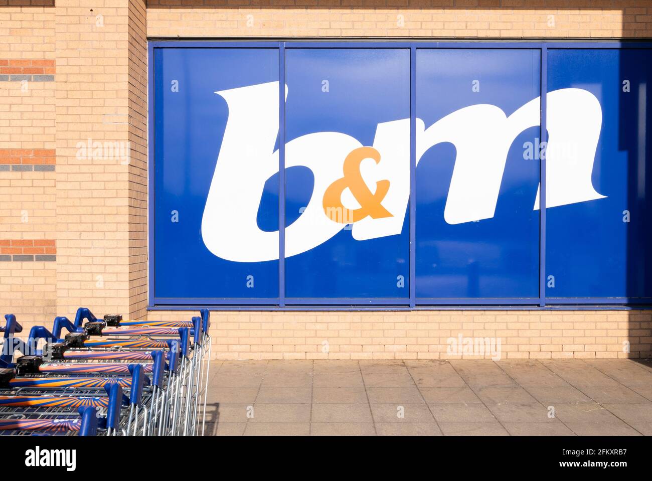 B&M home store logo and store front with shopping trolleys Victoria retail park Netherfield Nottingham Nottinghamshire East mIdlands England GB UK Europe Stock Photo