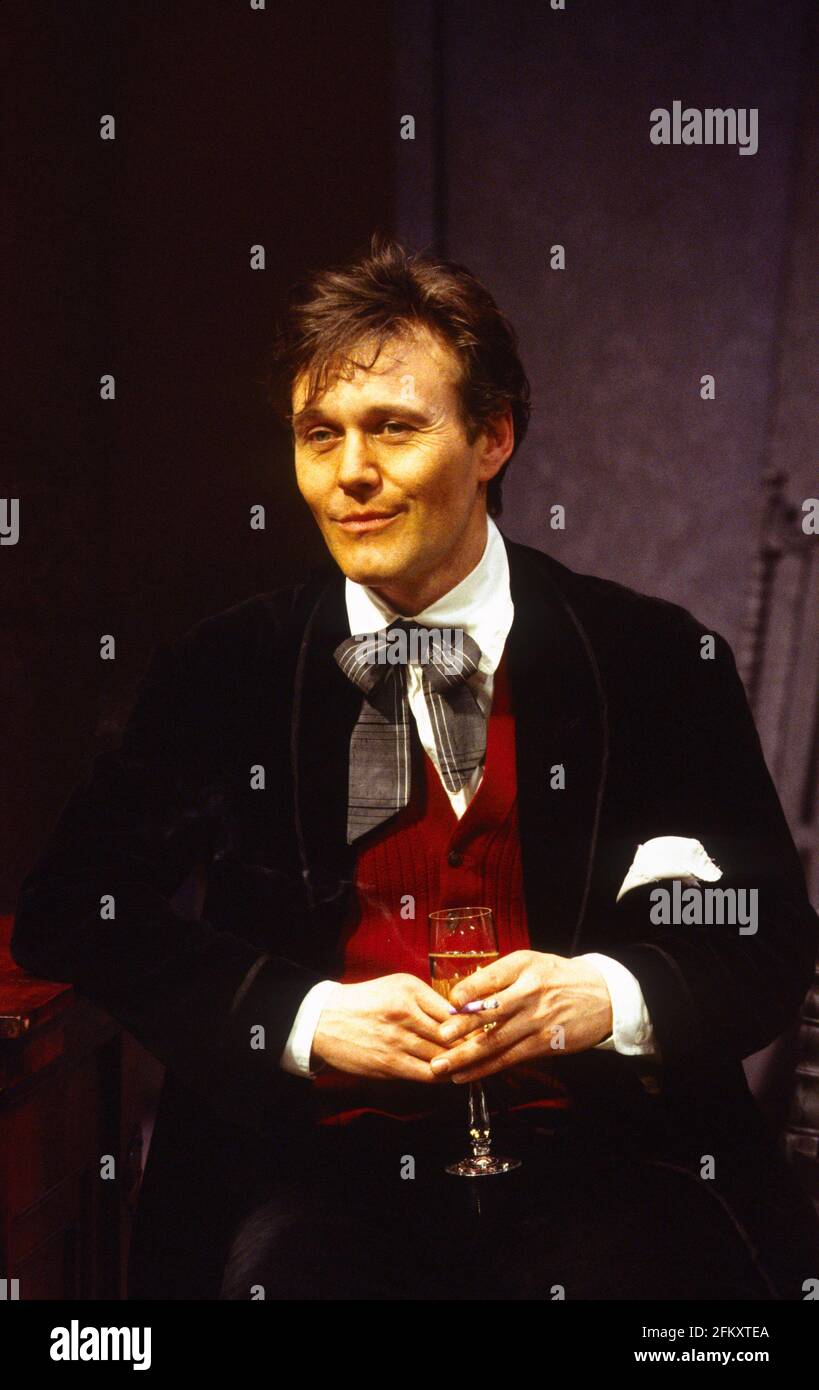 Anthony Head (Rupert Cadell) in ROPE by Patrick Hamilton at Wyndham's Theatre, London WC2  11/04/1994  design: Simon Higlett  lighting: Bill Bray  director: Keith Baxter Stock Photo