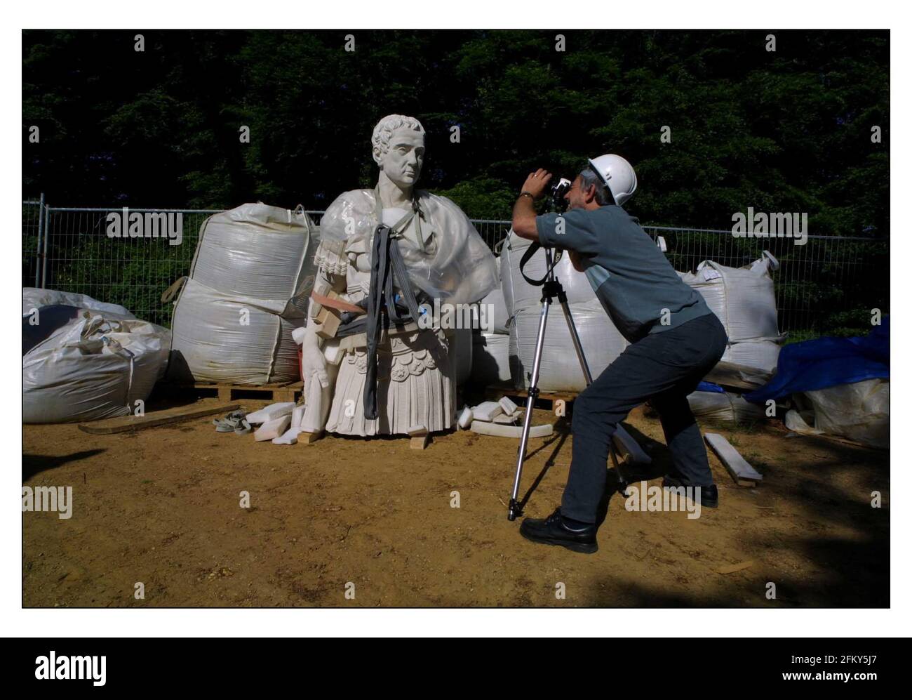 Astatue of Lord Cobham being installed in the world famous landscape gardens he created at Stowe. The original statue was knocked from its vantage point atop the tallest of Stowes monuments in 1957 when it was struck by lightning and shattered.pic David Sandison 30/5/2001 Stock Photo