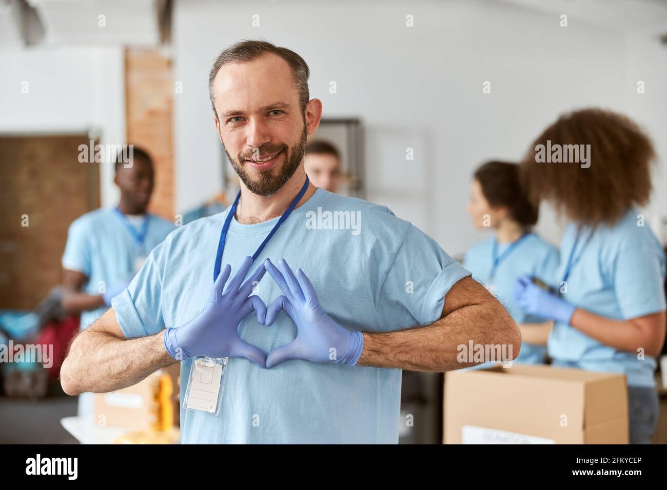 картинка волонтер мужчина. сильный мужчина волонтер. спаситель паренек доброволец. волонтерская парня. мужчина волонтер.