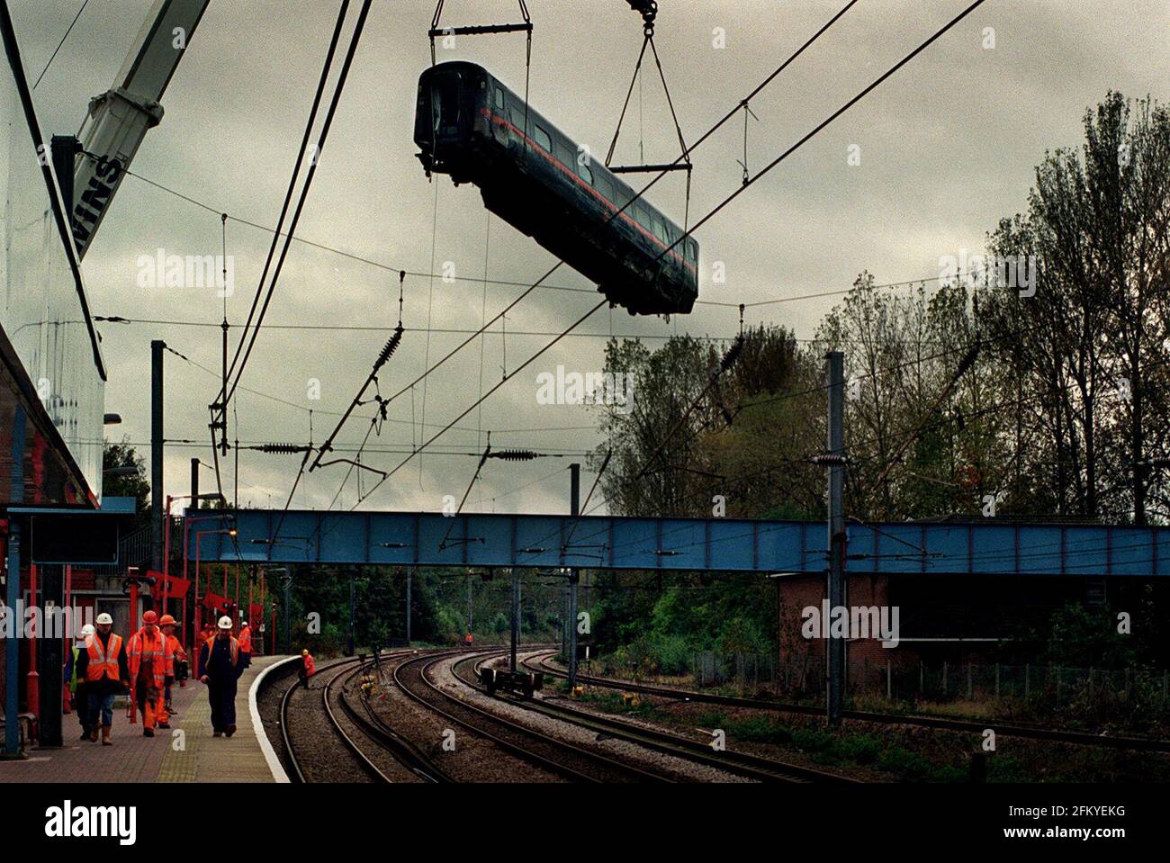 A COACH FROM THE DERAILED TRAIN AT HATFIELD OCTOBER 2000 IS LIFTED OFF ...