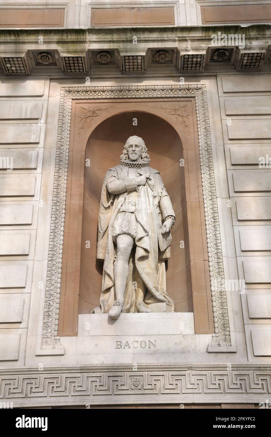 Statue of philosopher Francis Bacon by sculptor William Theed on the  Burlington Gardens facade of the Royal Academy of Arts, London, England, UK Stock Photo