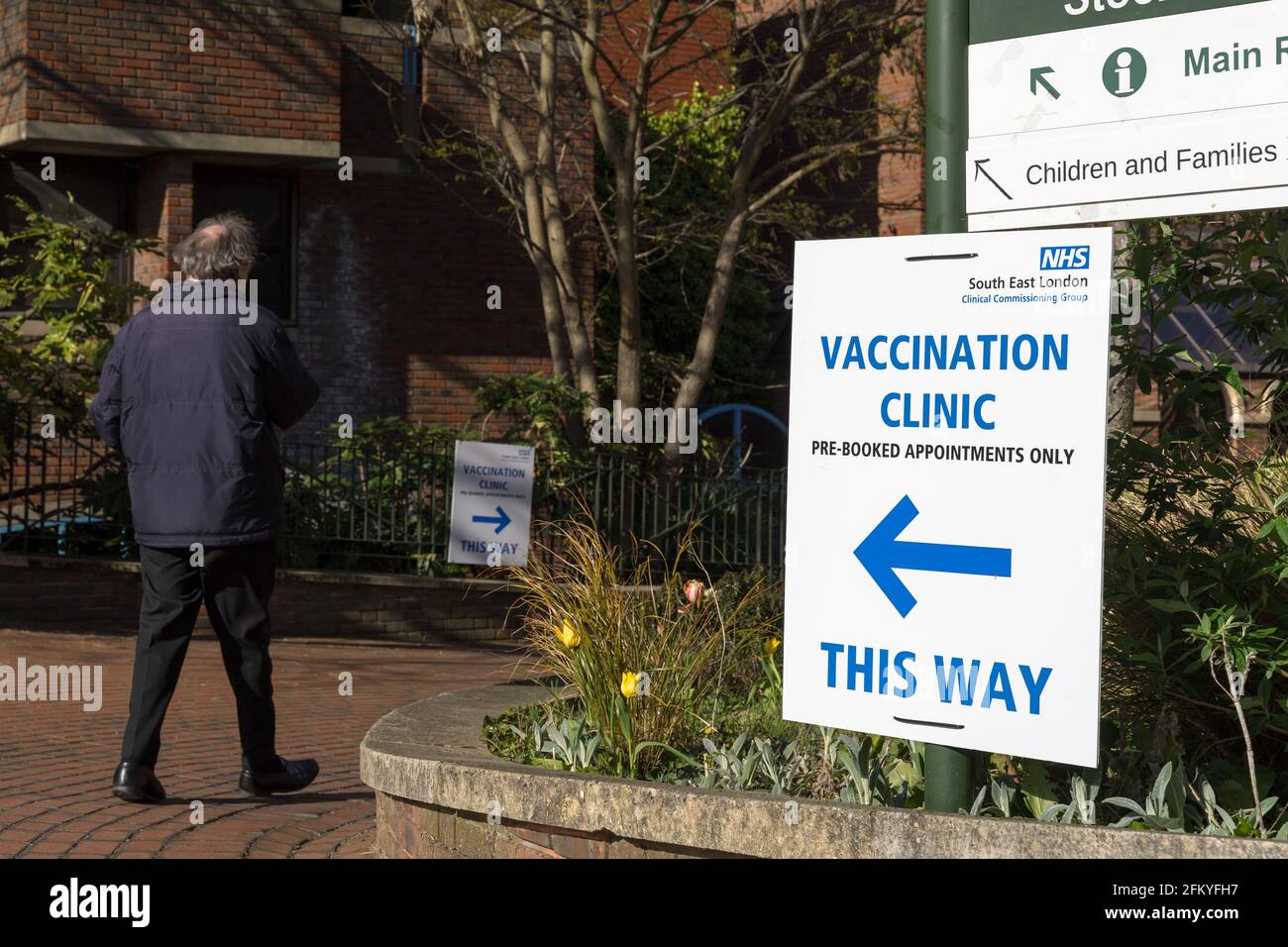 man walk follow the sign post to Vaccination Clinic at Bomley Civic Centre, Kent, England, Great Britain, United Kingdom Stock Photo