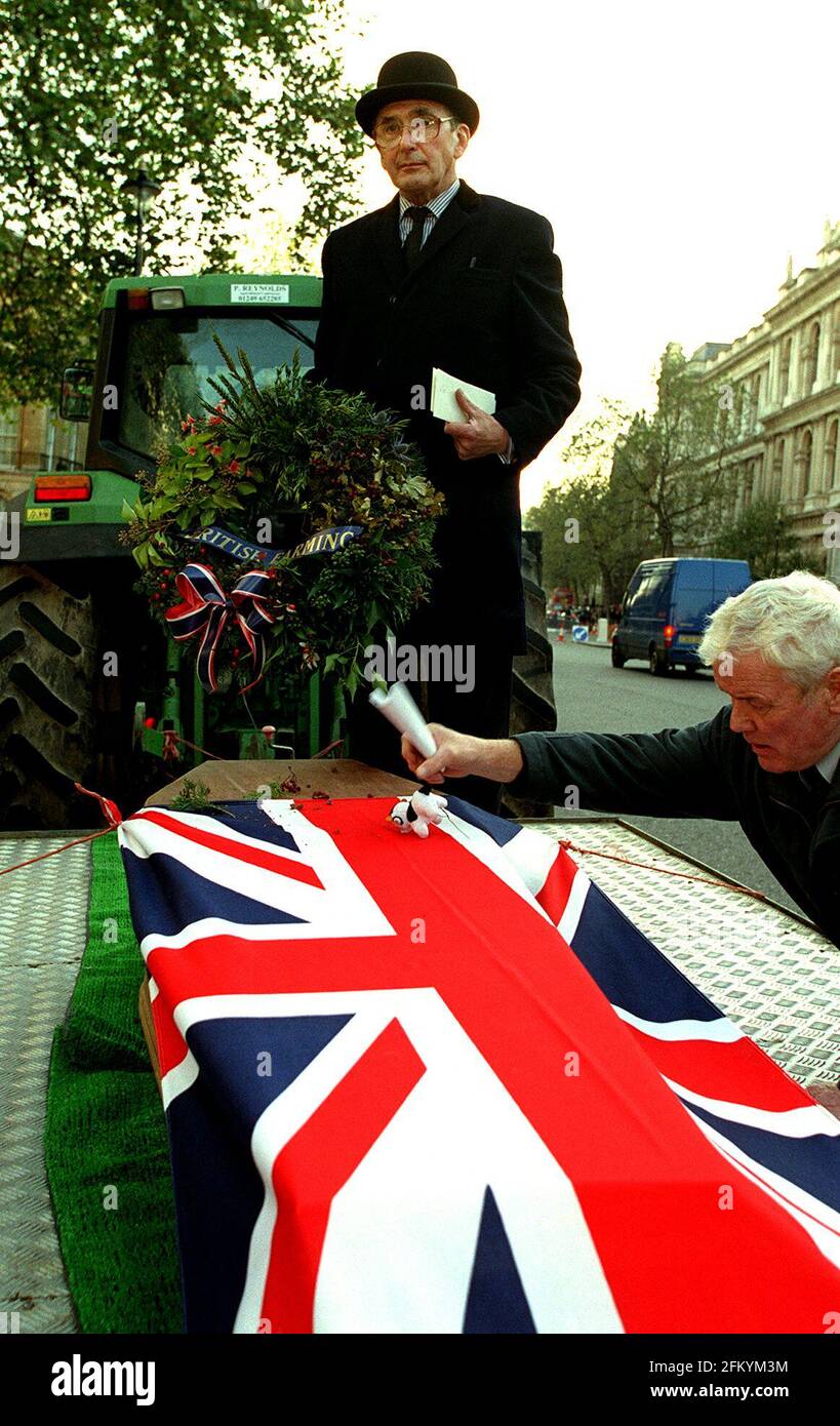 HILL FARMER JOHN PRATT HOLDS A WREATH SYMBOLISING THE DEATH OF BRITISH FARMING OPPOSITE DOWNING STREET. ONLY A SMALL DELAGATION MADE IT TO DOWNING ST. THE MAIN PROTEST WAS AT SPEAKERS CORNER. Stock Photo