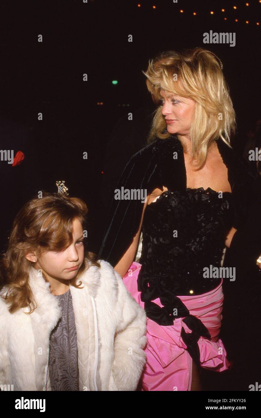 Kate Hudson and Goldie Hawn Circa 1980's Credit: Ralph Dominguez/MediaPunch  Stock Photo - Alamy, image size:869x1390