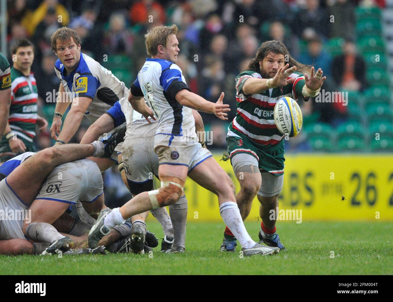 LEICESTER V BATH..  MARTIN CASTROGIOVANNI TRYS TO STOP A KICK FROM MICHAEL CLAASSENS. 23/10/2010. PICTURE DAVID ASHDOWN Stock Photo