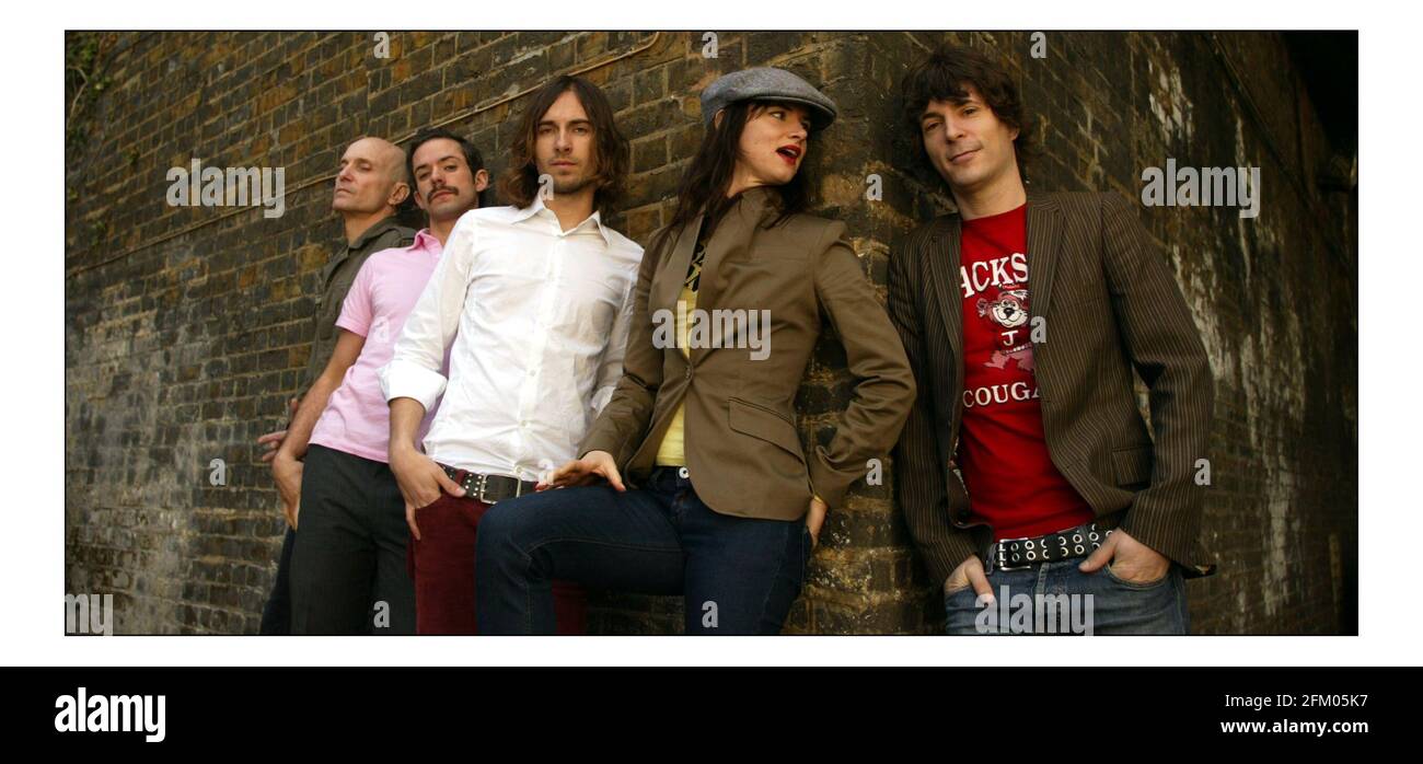 Juliette and the Licks.......Juliette Lewis (actress) with Paul ILL (Green top), Jason Morris (pink top), Kemble Walters (white top) and Todd Morse (red top) in west London.pic David Sandison 17/4/2005 Stock Photo