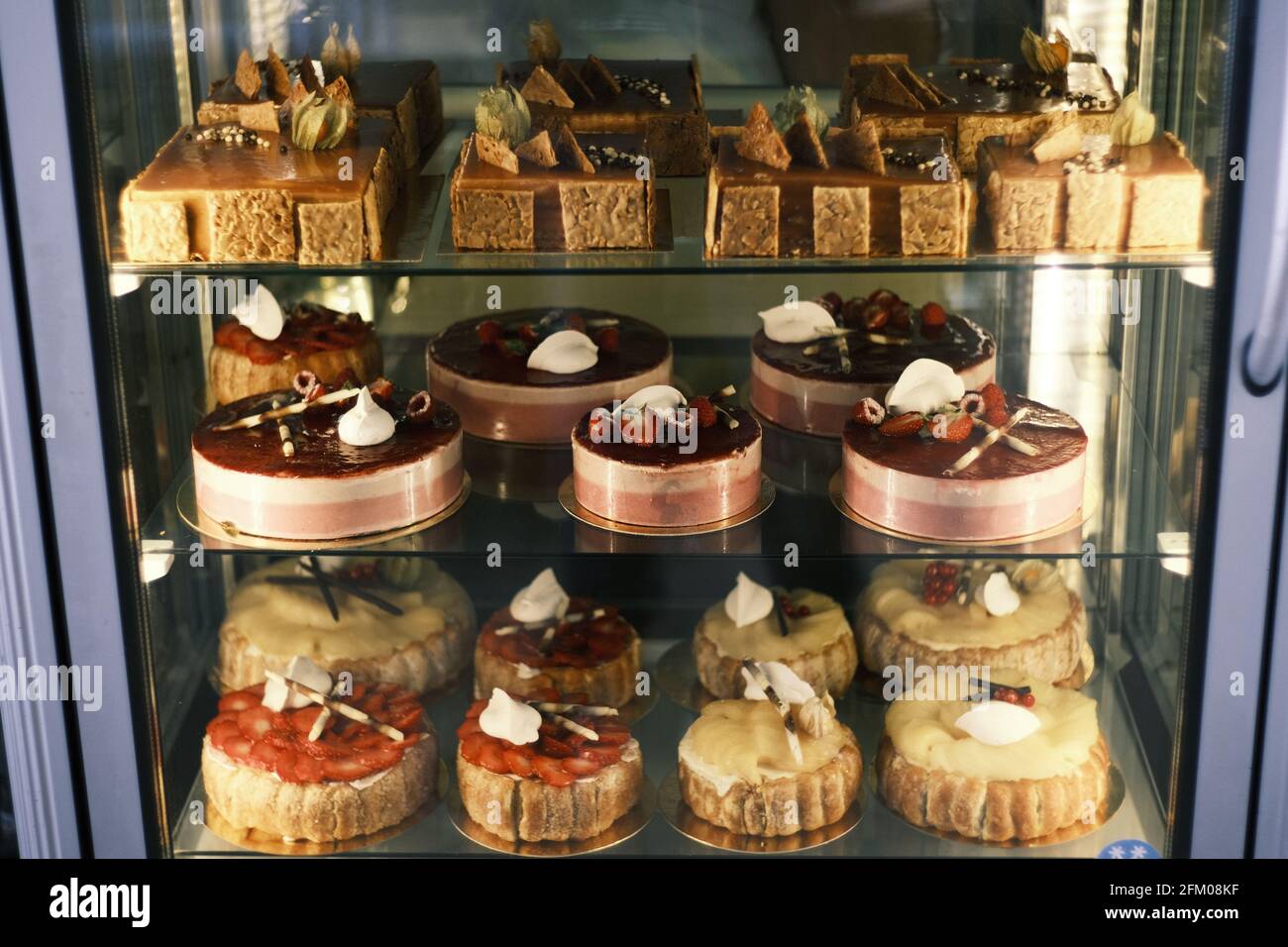 Gateaux Display High Resolution Stock Photography And Images Alamy