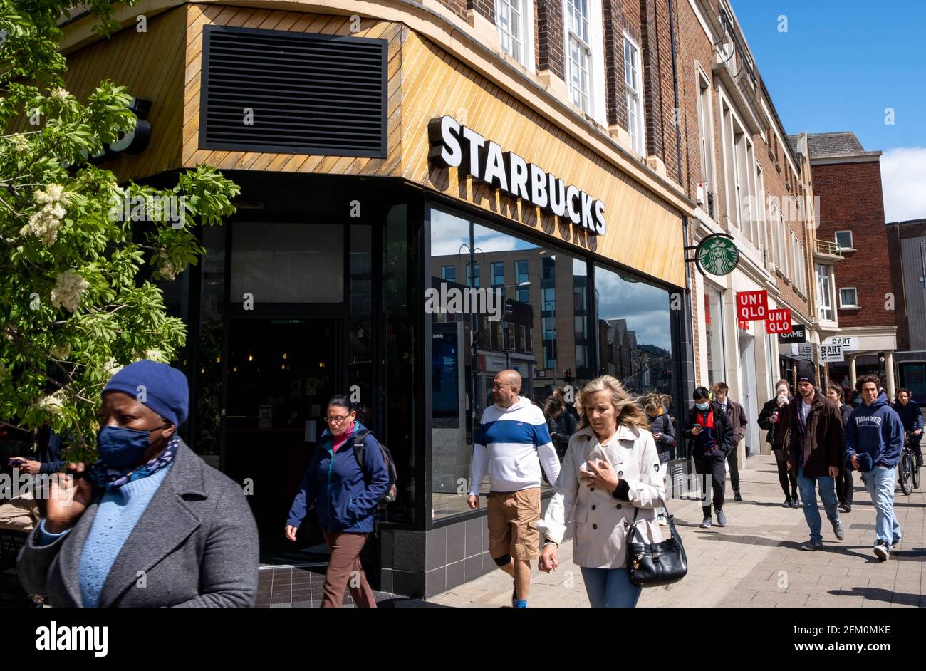 Starbucks people walking hires stock photography and images Alamy
