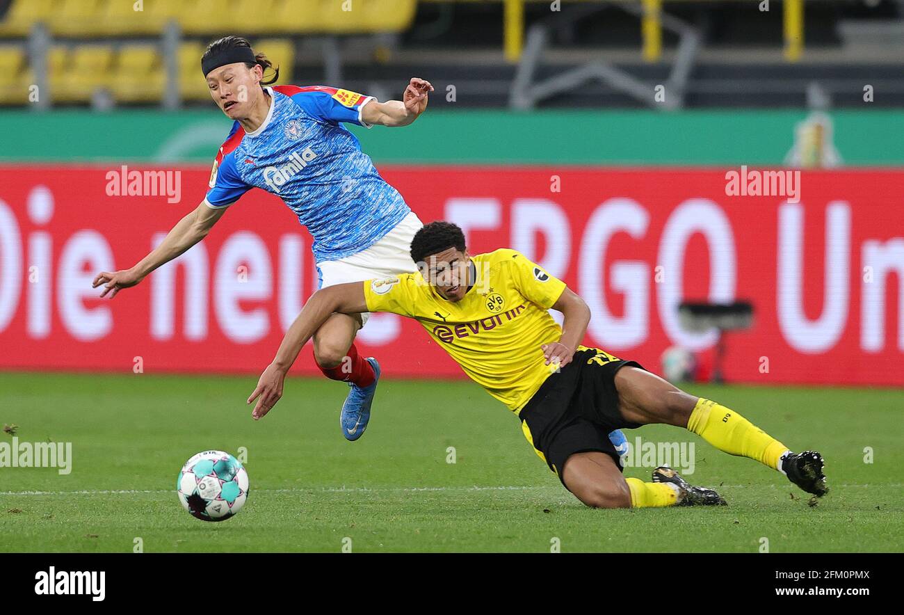 Dortmund, Deutschland. 01st May, 2021. vr Jude BELLINGHAM (DO) versus Jae Sung LEE (KI), action, duels, football DFB Pokal, semifinals, Borussia Dortmund (DO) - Holstein Kiel (KI) 5: 0, on 05/01/2021 in Dortmund/Germany. Credit: Ralf Ibing/firo Sportphoto/pool via Fotoagentur SVEN SIMON # DFB regulations prohibit any use of photographs as image sequences and/or quasi-video # Editorial Use ONLY # National and International News Agencies OUT | usage worldwide/dpa/Alamy Live News Stock Photo