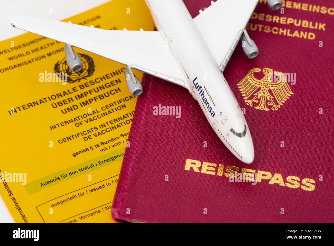 Reisefreiheit mit Impfpass und Reisepass Stock Photo