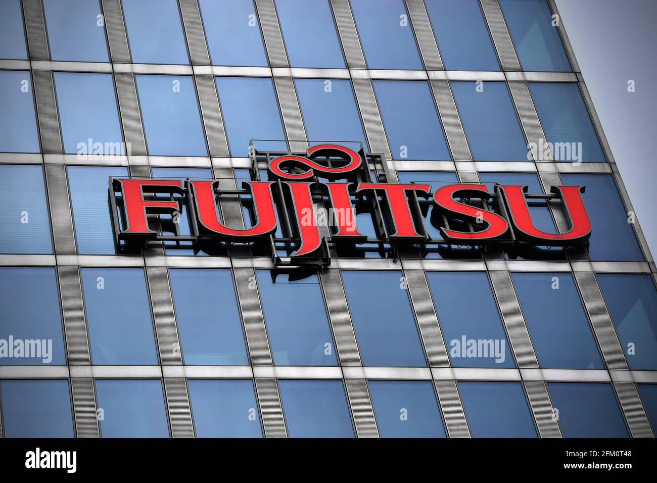 FUJITSU is a Japanese technology group. Products and services focus on information technology, telecommunications, semiconductors and networks. Logo, emblem, company log, company emblem. | usage worldwide Stock Photo