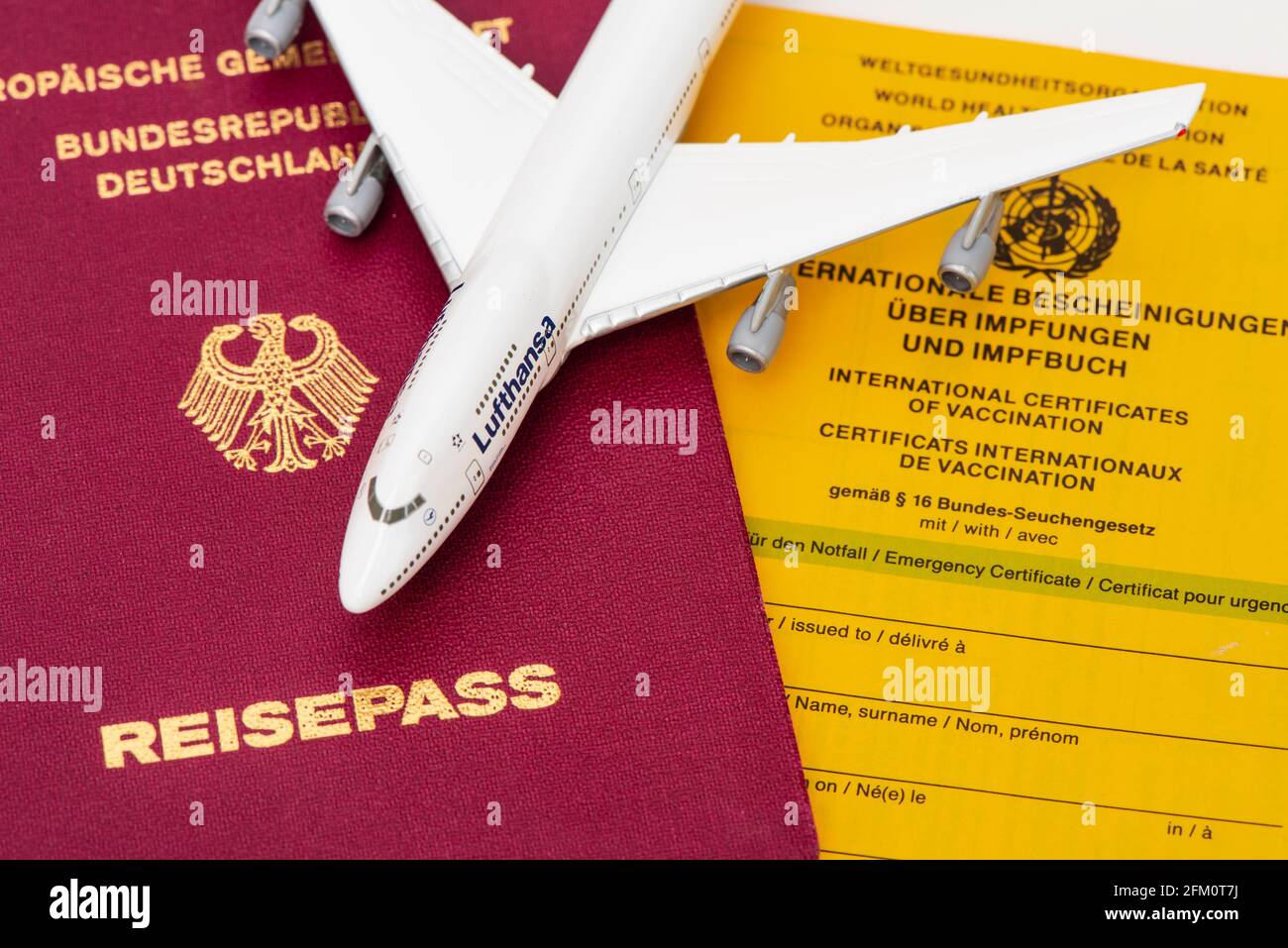 Reisefreiheit mit Impfpass und Reisepass Stock Photo