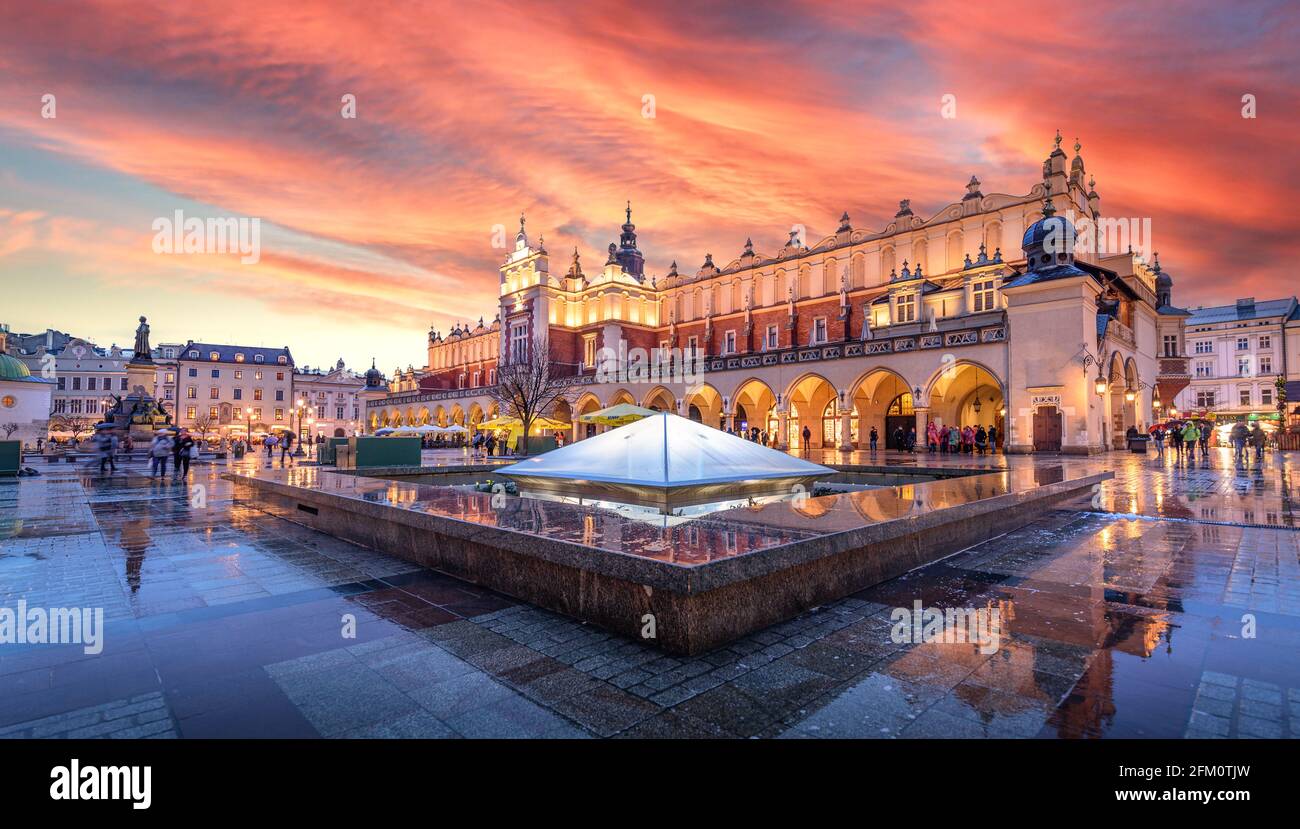 Illuminated fountain cloth hall hi-res stock photography and images - Alamy