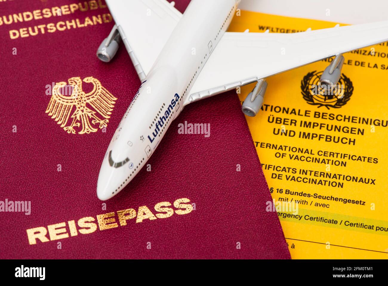 Reisefreiheit mit Impfpass und Reisepass Stock Photo
