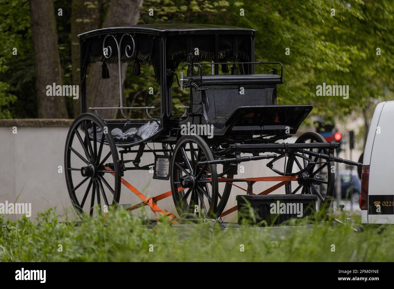 Cologne, Germany. 05th May, 2021. 05 May 2021, North Rhine-Westphalia, Cologne: The carriage is brought to the funeral service of Willi Herren at the Melaten cemetery. The actor and singer Willi Herren had died on April 20. Credit: dpa picture alliance/Alamy Live News Stock Photo
