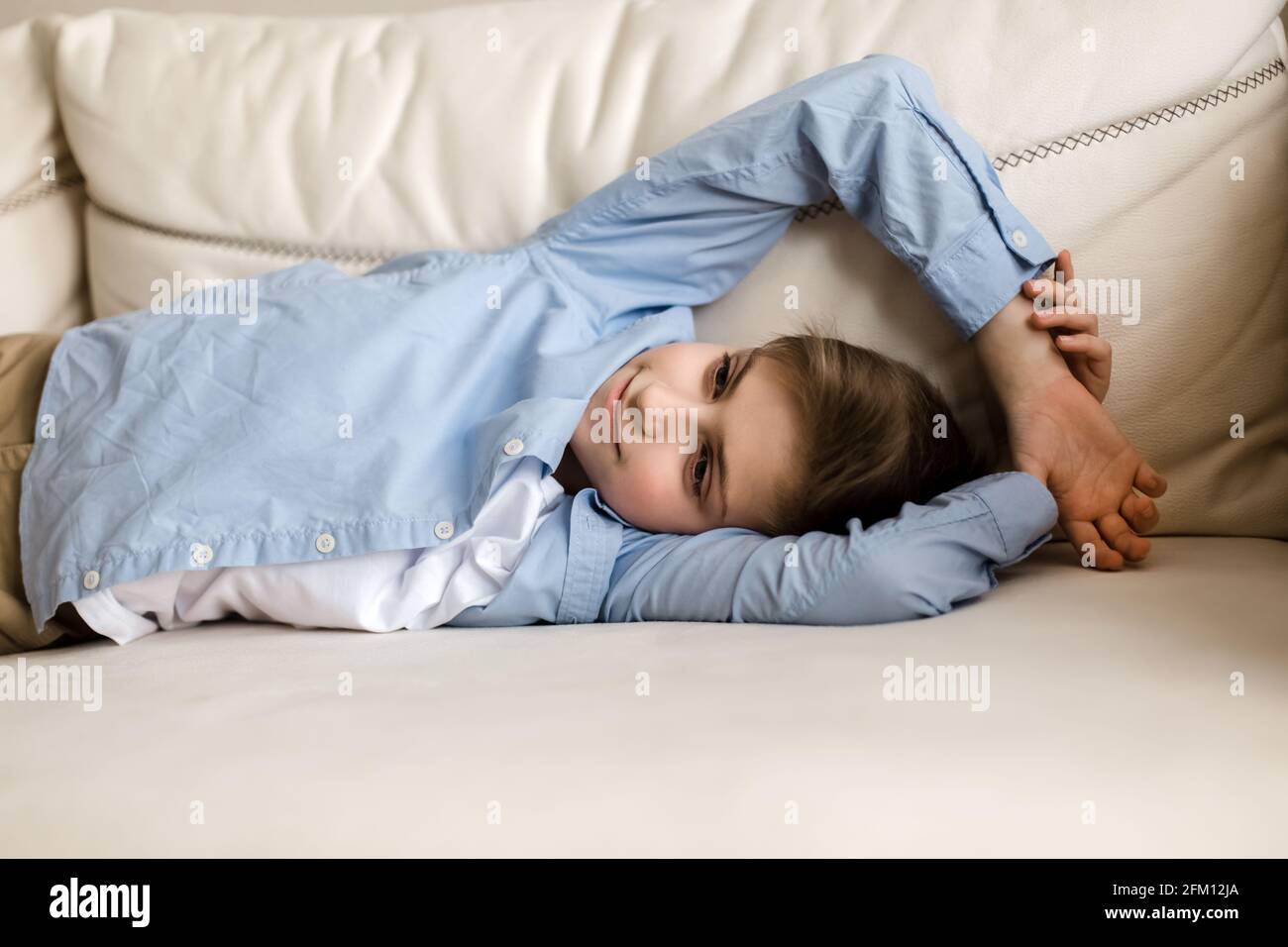 Стоит большой лежит. Стоит большой лежит. Человек сидит на диване. Мужчина лежит. Диван для собаки.