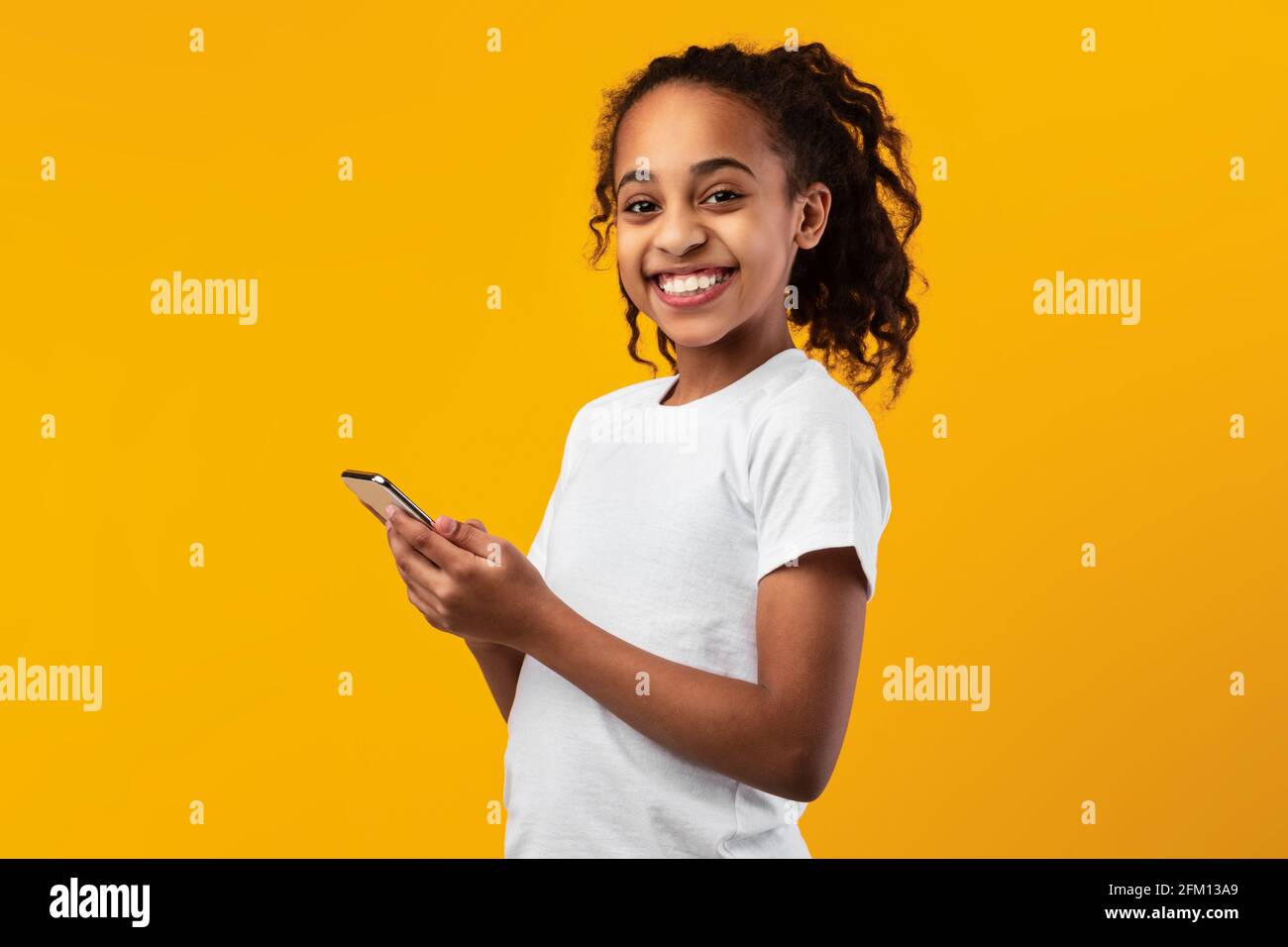 Black teen girl smiling hi-res stock photography and images - Alamy