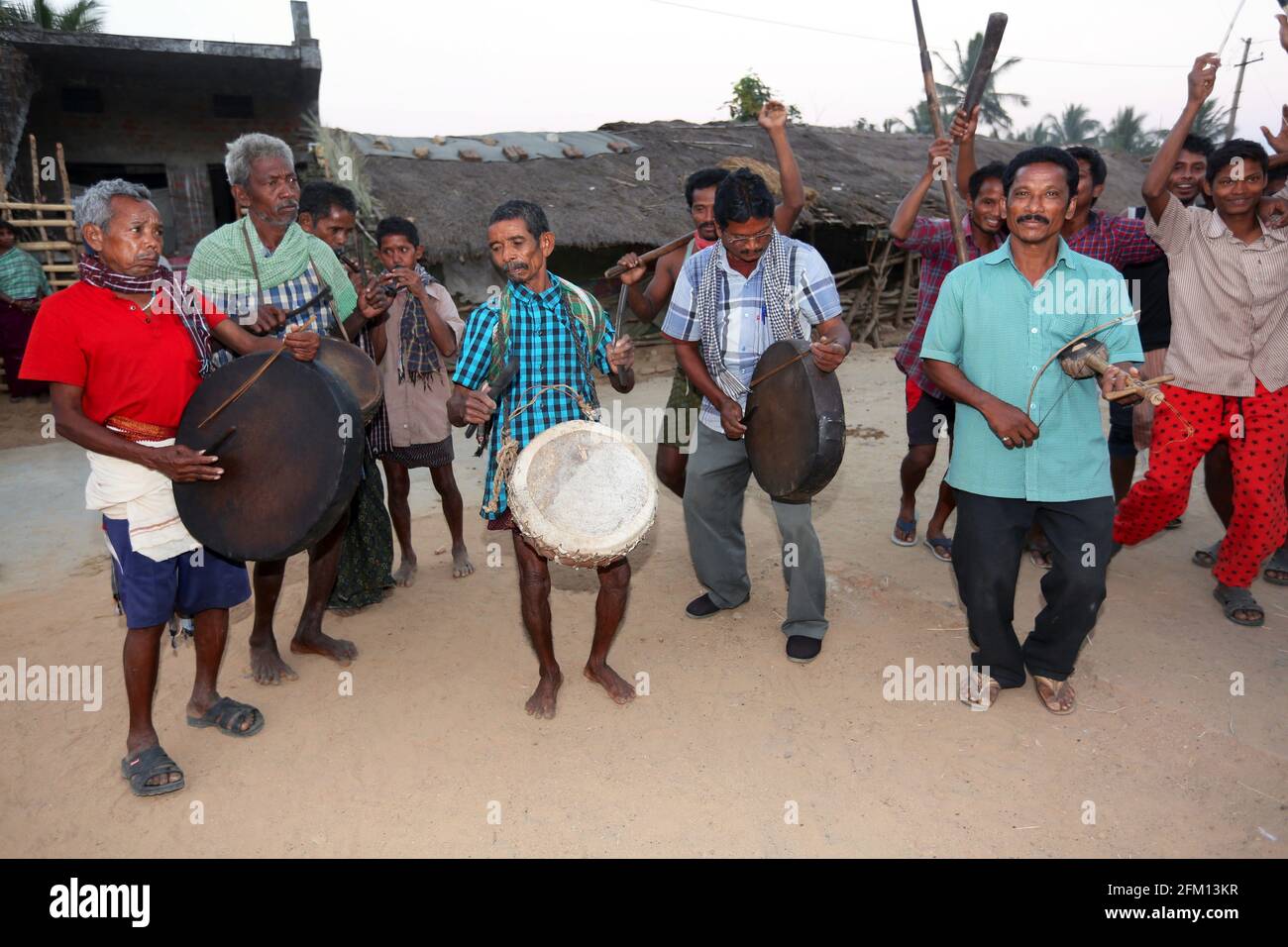 Traditional Thongseng musicians of KONDA SAVARA TRIBE at Nallaraiguda Village, Srikakulam District, Andhra Pradesh, India Stock Photo