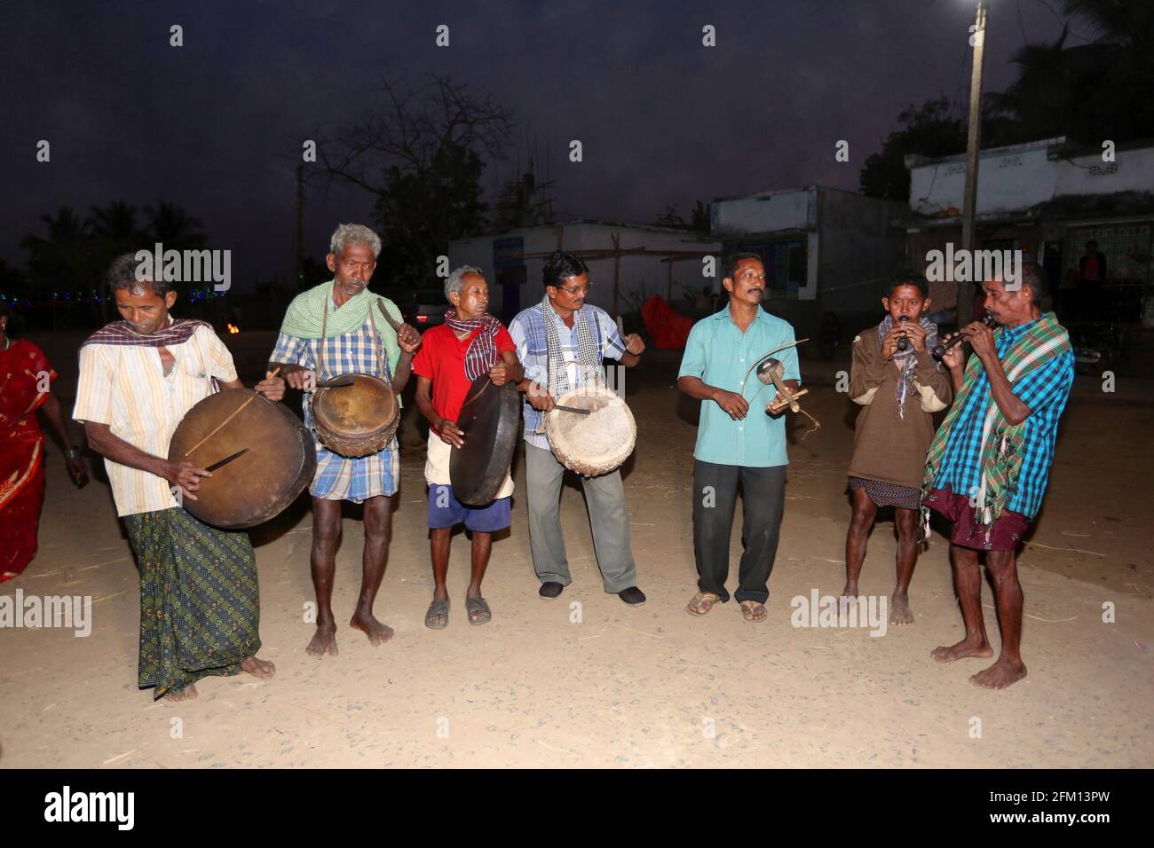 Traditional Thongseng musicians of KONDA SAVARA TRIBE at Nallaraiguda Village, Srikakulam District, Andhra Pradesh, India Stock Photo