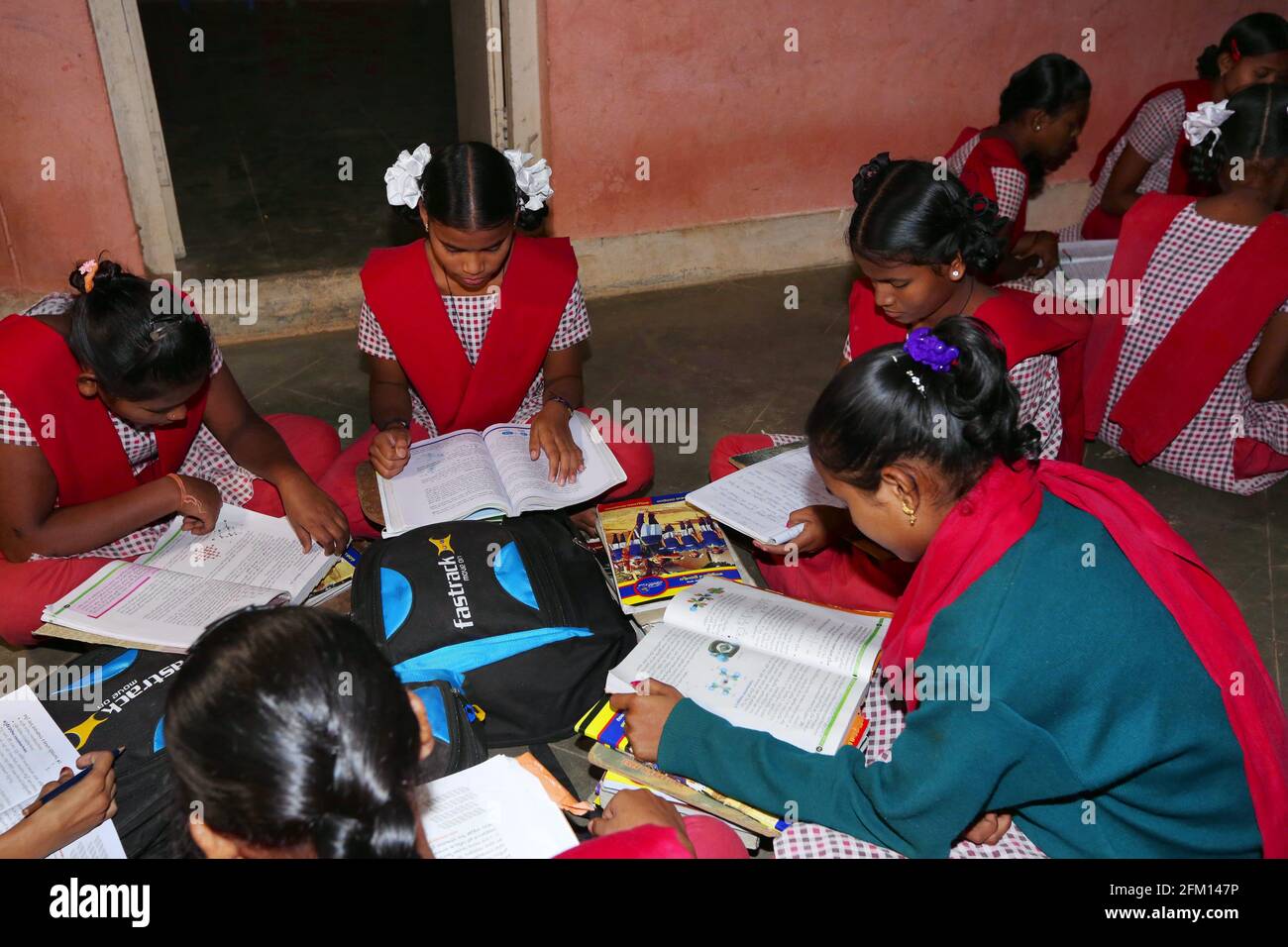 KAPU SAVARA TRIBE - Govt Tribal Welfare Girls Ashram High School - Savarabonthu Village - Andhra Pradesh, India Stock Photo
