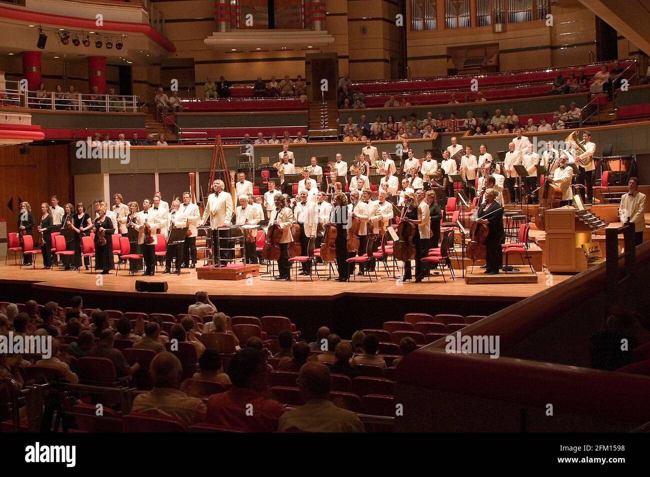 City of Birmingham Symphony Orchestra accepting applause(Birmingham 2006) Stock Photo