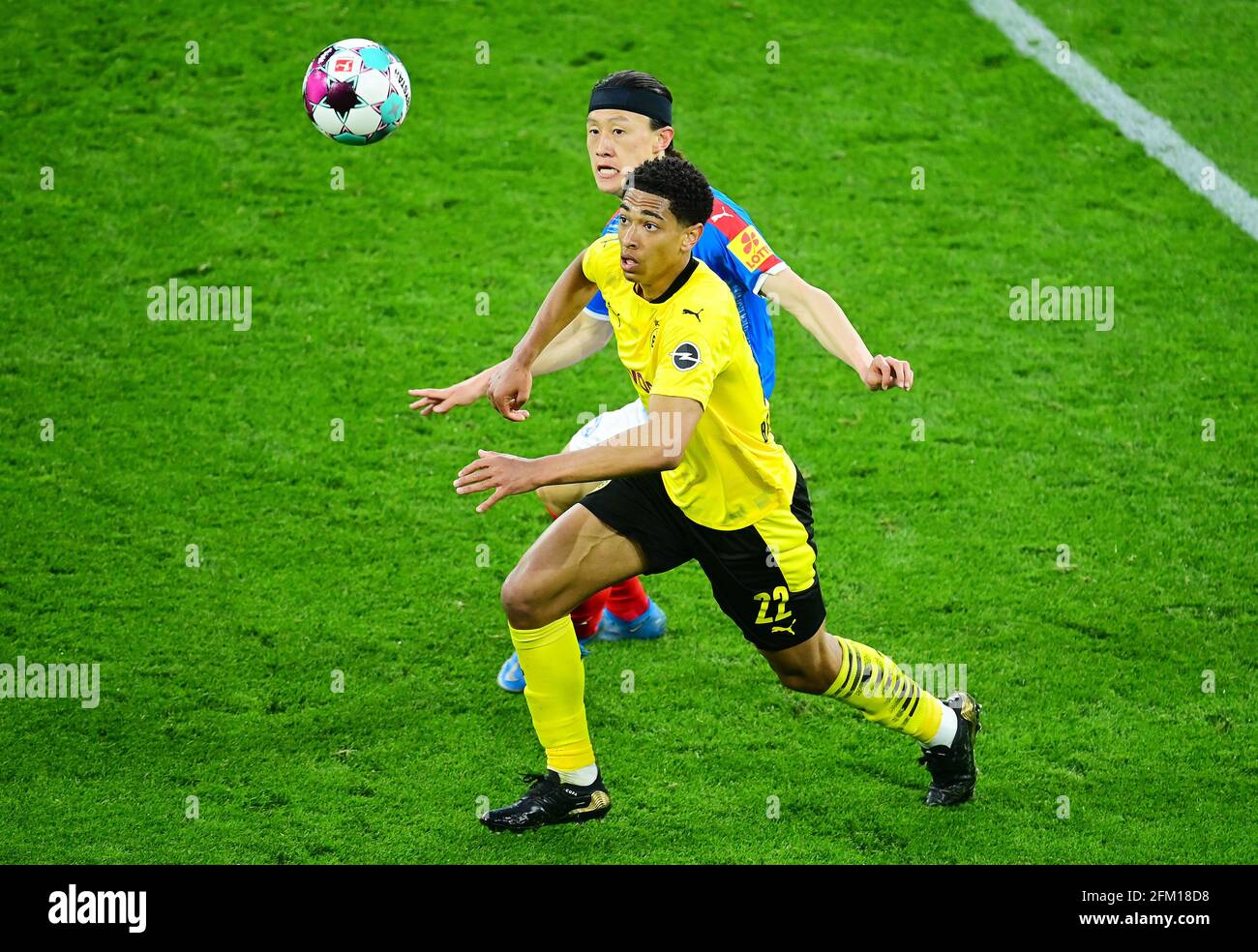 left to right Jude BELLINGHAM (DO) versus Jae Sung LEE (KI), action, duels, football DFB Pokal, semi-finals, Borussia Dortmund (DO) - Holstein Kiel (KI) 5: 0, on May 1st, 2021 in Dortmund/Germany. Photo: TimGroothuis/Witters/pool via Fotoagentur SVEN SIMON # DFB regulations prohibit any use of photographs as image sequences and/or quasi-video # Editorial Use ONLY # National and International News Agencies OUT | usage worldwide Stock Photo